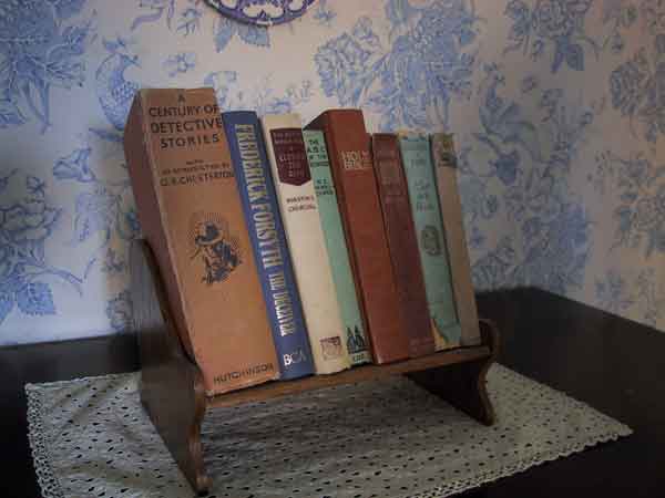 Plankje met oude boeken