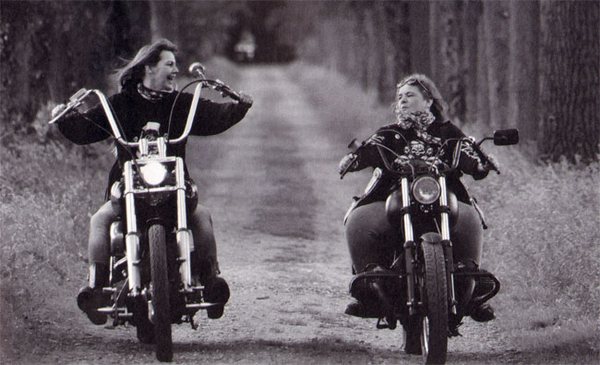 Twee vrouwen op de motor