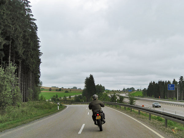 Motorrijder op weg naast de Autobahn
