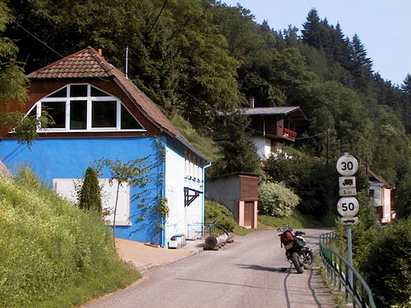 Blauw huis en borden