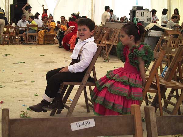 Twee kinderen verkleed als flamenco dansers