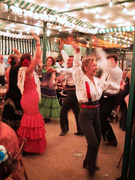 Mensen in traditioneel Andalusich kostuum, de sevillana aan het dansen