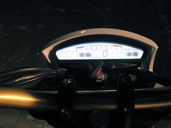 Dashbord of a motorcycle van motor met 0 km op de teller