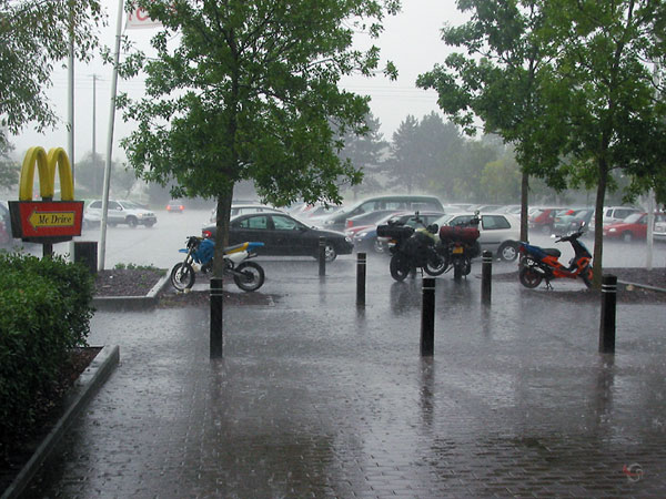 Parkeerplaats met hele harde regen