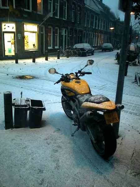 Motor in de sneeuw