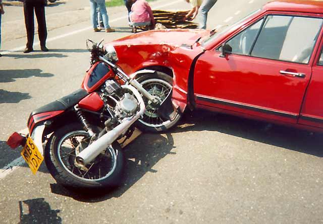 De meest voorkomende crash: tussen motor en auto